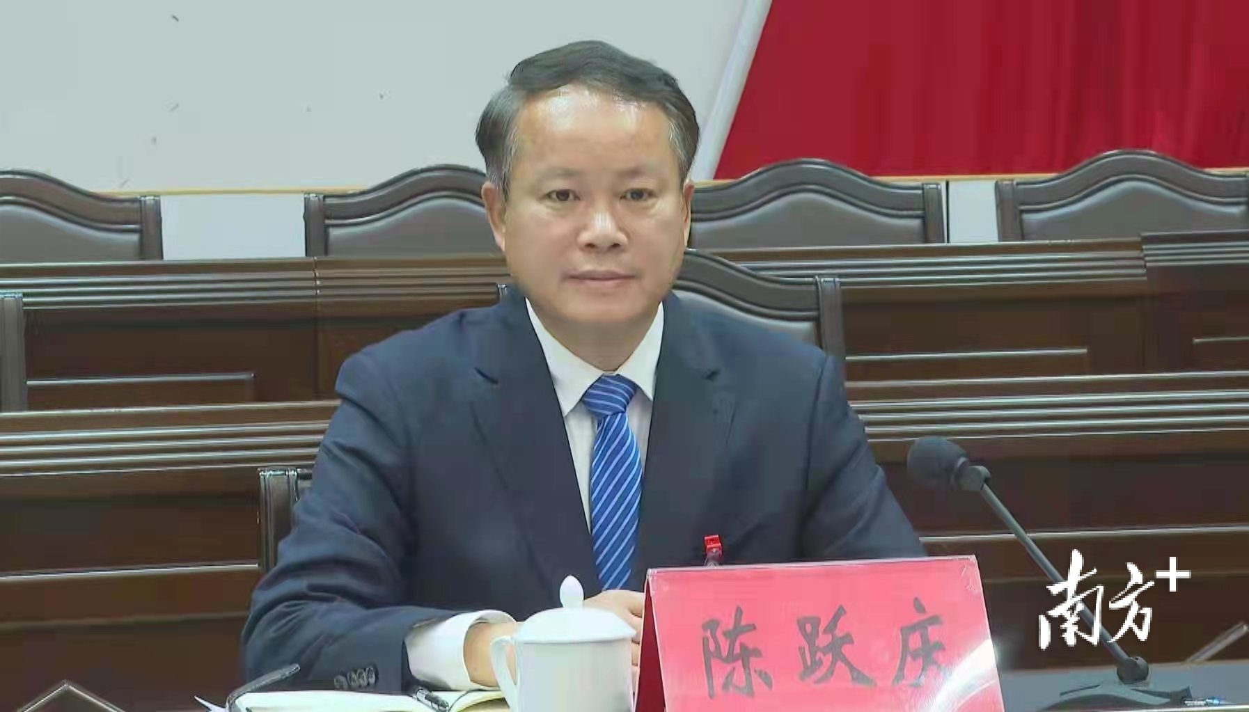 潮州市委常委、饶平县委书记陈跃庆代表饶平县委常委会作工作报告。 潮州市委常委、饶平县委书记陈跃庆代表饶平县委常委会作工作报告。