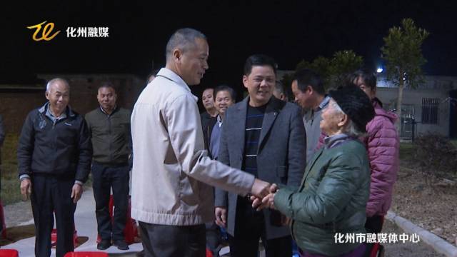 化州市委书记邓泽友在官桥镇六堆村委会新村村开展走访夜访活动。
