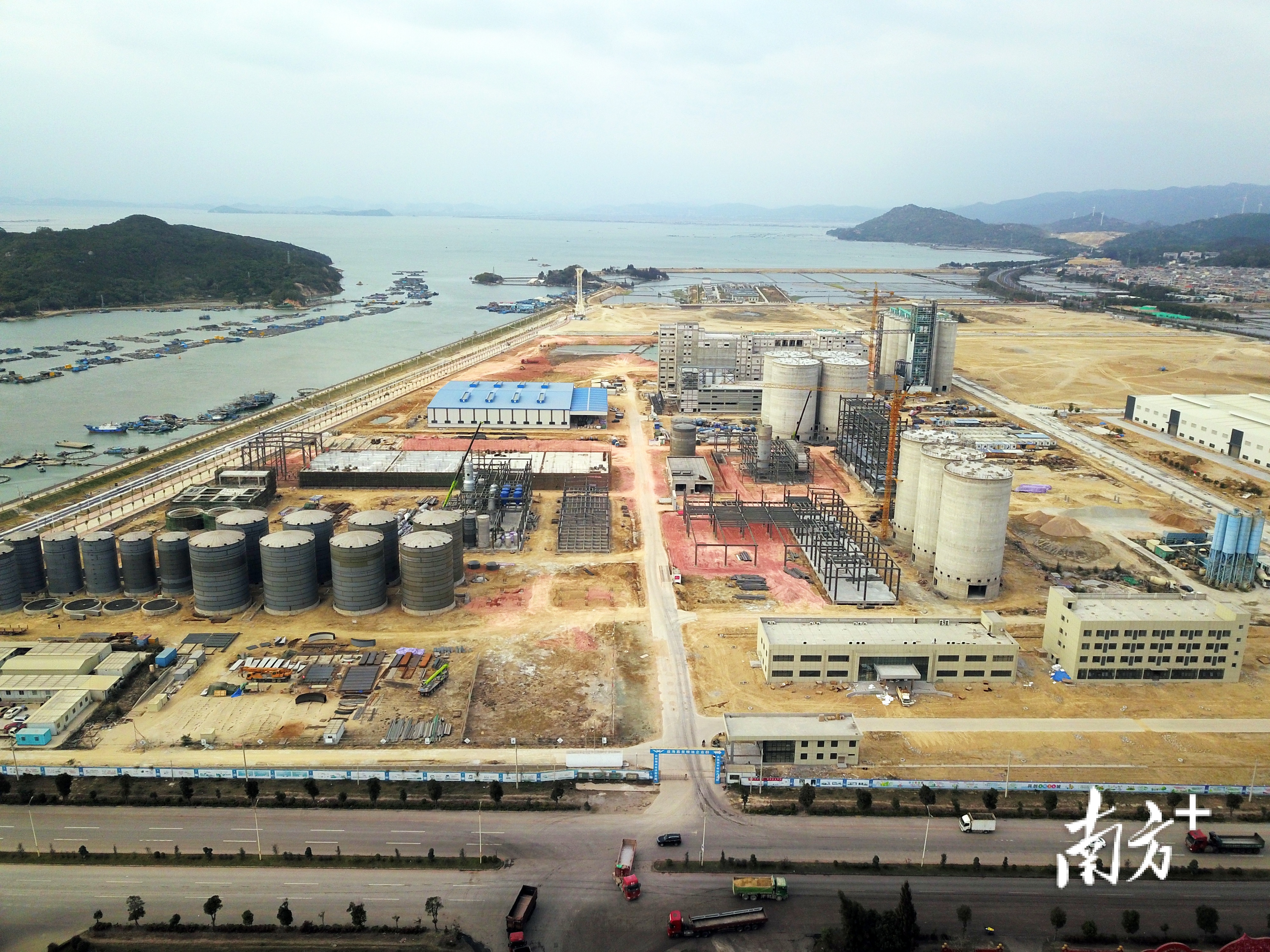 饶平县提出要加快推进“八大产业园区”“六通一平”基础设施及配套设施建设。 &nbsp;南方+ 黄敏璇 拍摄