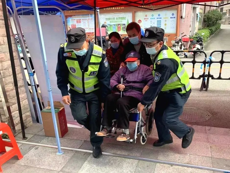 ▲给行动不便的市民提供“无障碍”通道