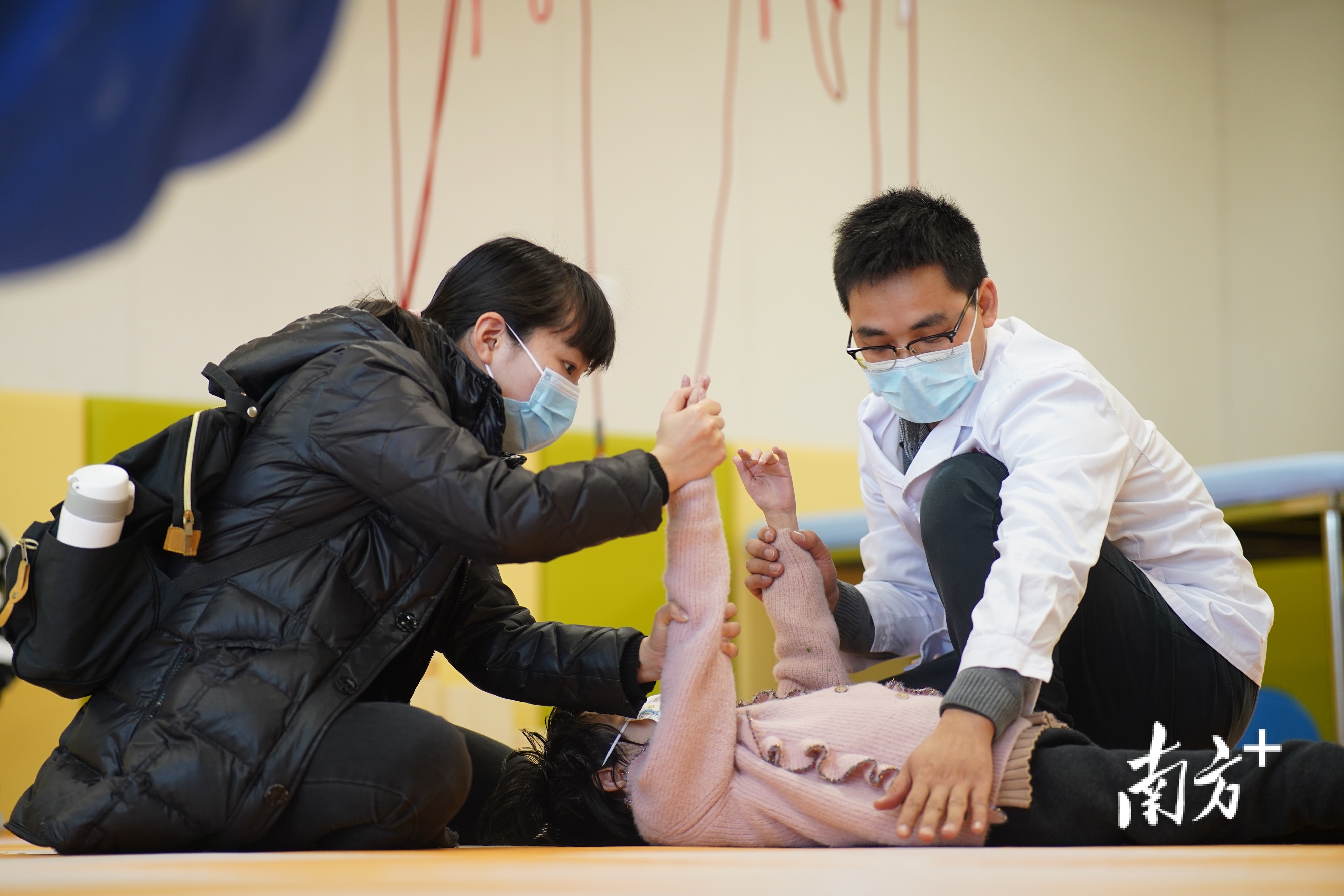 欧阳泳欣在做康复训练。 戴嘉信 拍摄 欧阳泳欣在做康复训练。 戴嘉信 拍摄