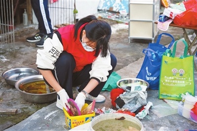 社工和志愿者帮老人整理物品。 社工和志愿者帮老人整理物品。