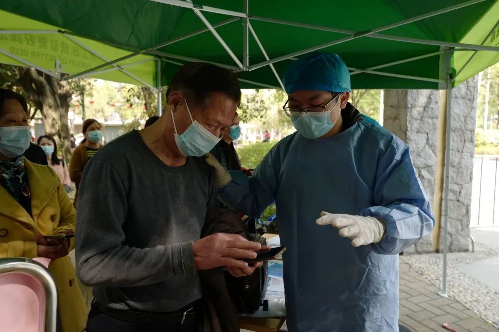 ▲现场工作人员、志愿者耐心协助市民录入信息
