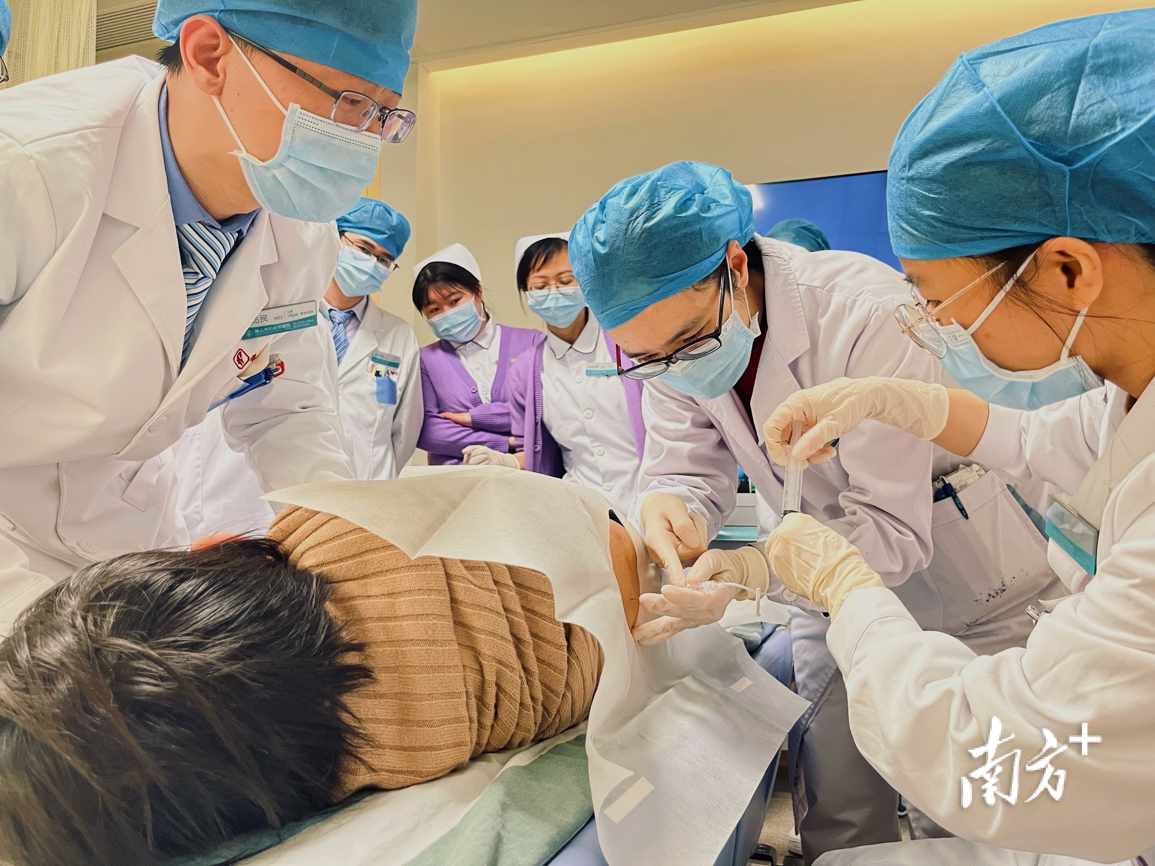 医生为欧阳泳欣顺利注射了第一针诺西那生钠。 戴嘉信 拍摄 医生为欧阳泳欣顺利注射了第一针诺西那生钠。 戴嘉信 拍摄