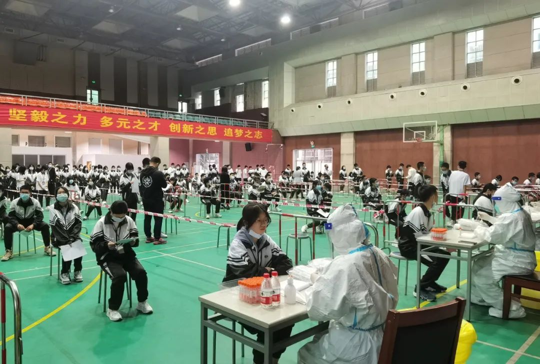 ▲繁忙的学习中，抽空做个核酸