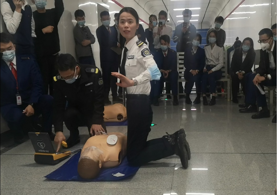 市急救中心人员开展AED使用培训。 市急救中心人员开展AED使用培训。