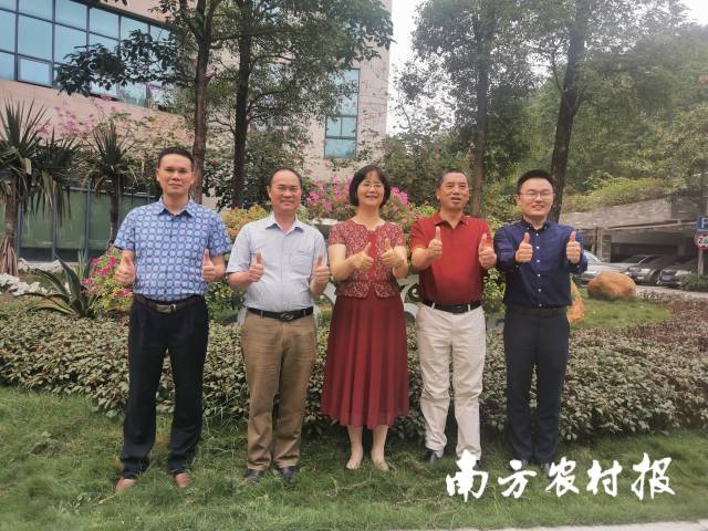 广东省农业科学院蔬菜研究所辣椒育种课题组成员从左到右依次为：徐小万，潘金新，李颖，王恒明，衡周&nbsp;