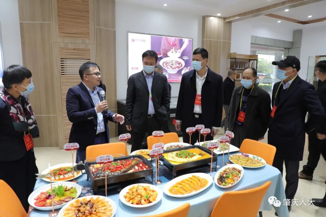 在肇全国人大代表对预制菜产业项目进行视察。 在肇全国人大代表对预制菜产业项目进行视察。