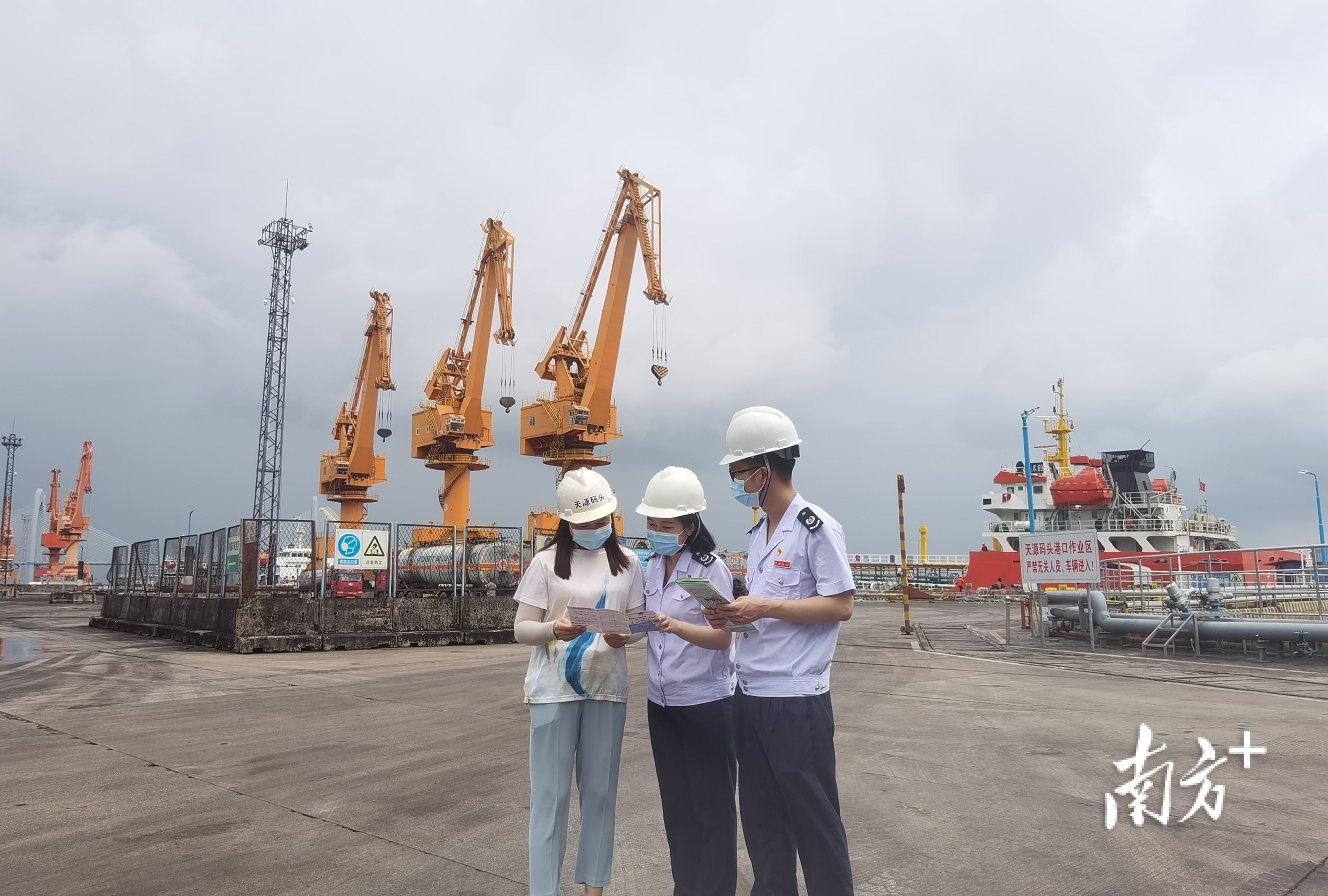 税务干部上门走访港口企业,宣传税费优惠政策。梁梓靖 摄