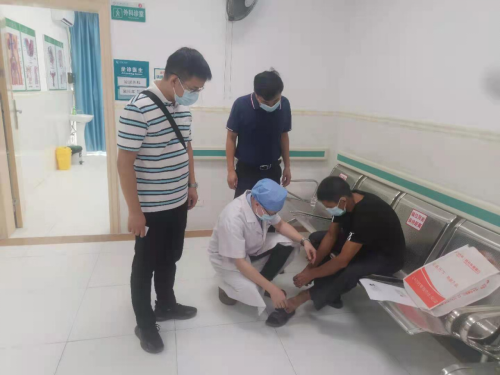 医生为罗章荣鉴定伤残登记（受访者供图）