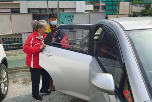 工作队带李婆婆及其家属驱车前往封开分院做胃镜检查（受访者供图）