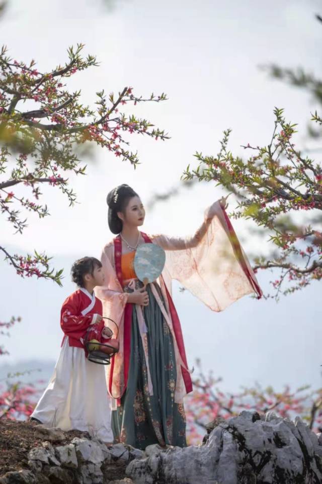 穿汉服赏桃花。