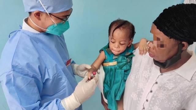 援非日记27|3岁非洲小孩脱臼哭闹不止，中国医生有妙招！