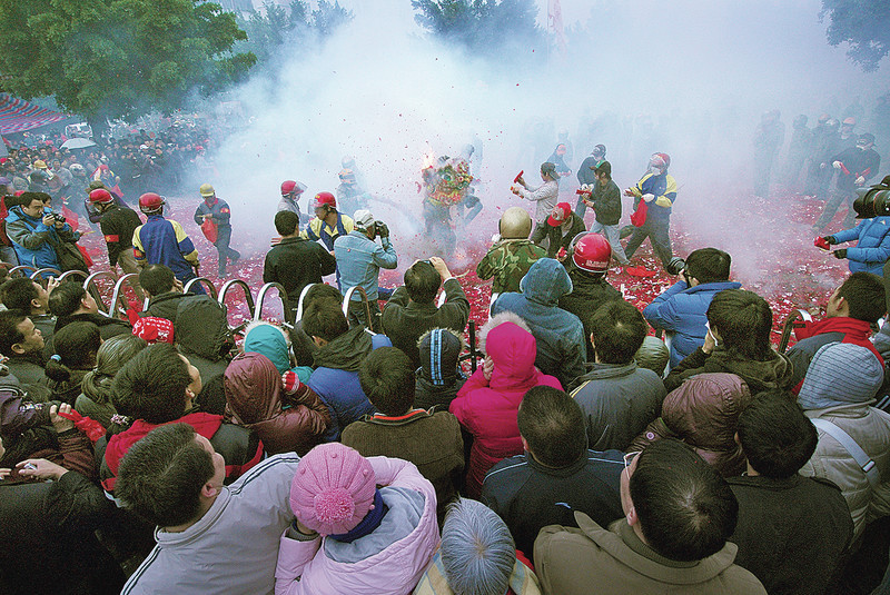 鞭炮攻狮子 （德庆） 梁洪文 摄