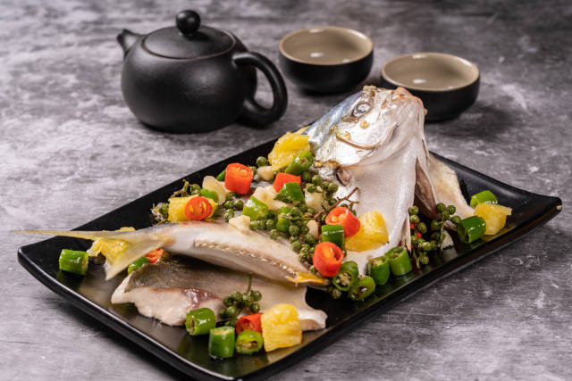 菠萝川椒蒸金鲳鱼