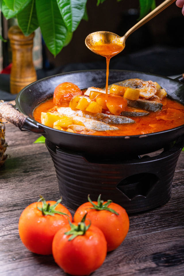 菠萝酸汤煮金鲳鱼