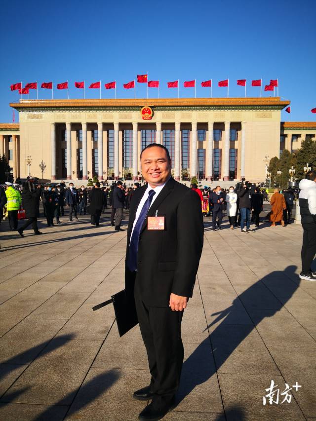 全国人大代表、肇庆市怀集县连麦镇长岗村福田片党支部书记、种养专业户徐建贤