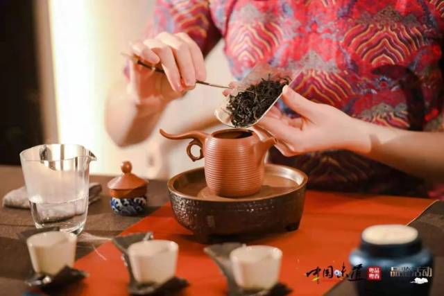 嘉宾们一边品广东茶一边品预制菜，体验茶与预制菜的神奇碰撞。