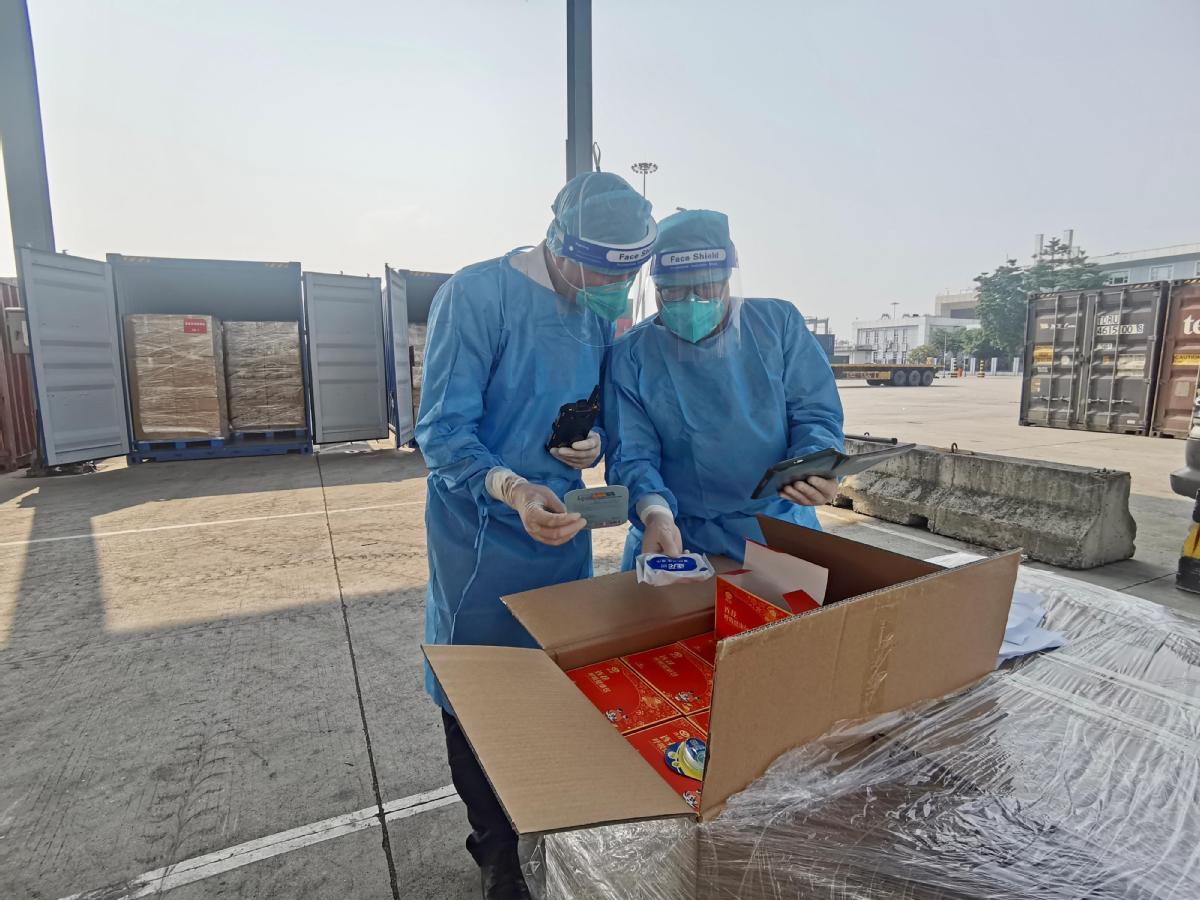▲沙田海关关员正在对抗疫物资进行现场勘验