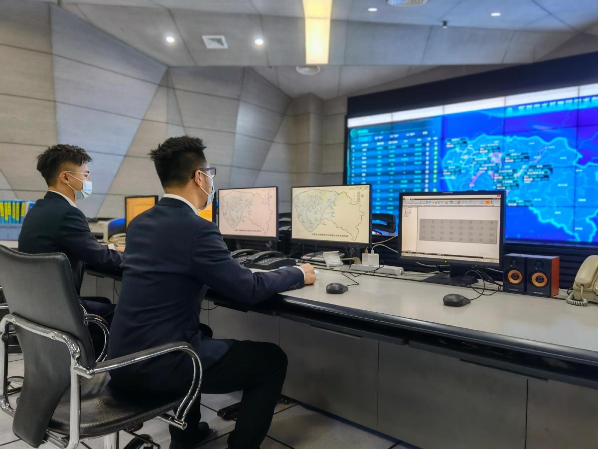 ▲东莞供水调度室，每天24小时有人值守，确保全市供水安全。