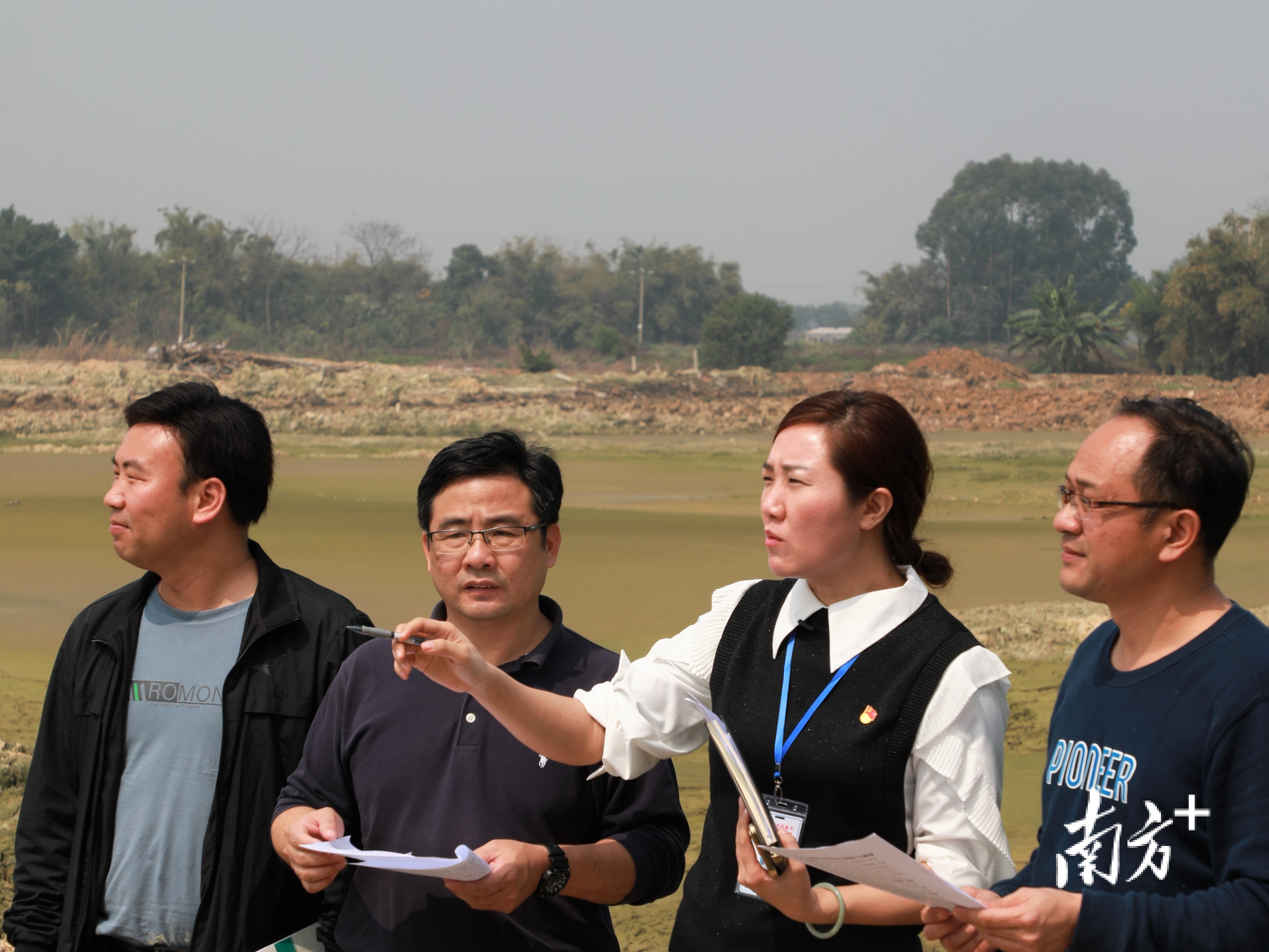 吕洁（右二）和工作队队员在考察白门鱼塘。