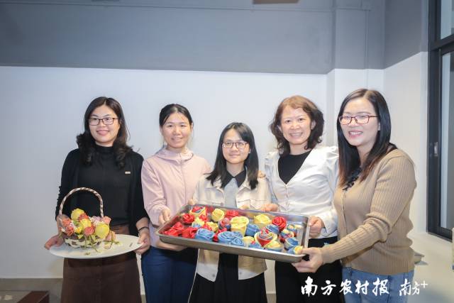 学员展示自己制作的花卉糕点。  南方农村报 吴秒衡 拍摄