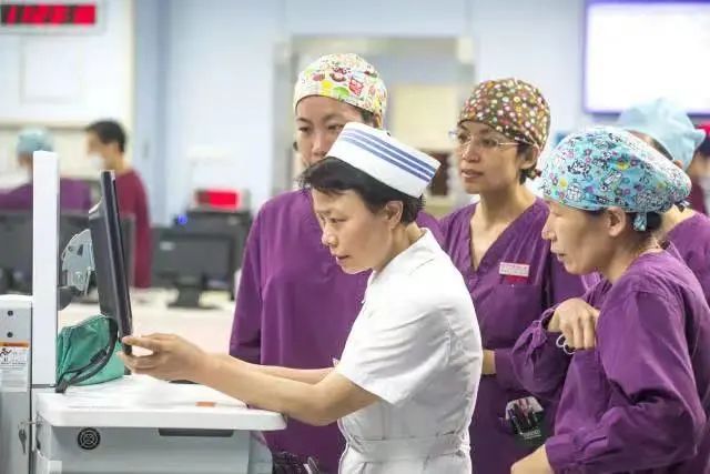 成守珍带领专科护士进行查房