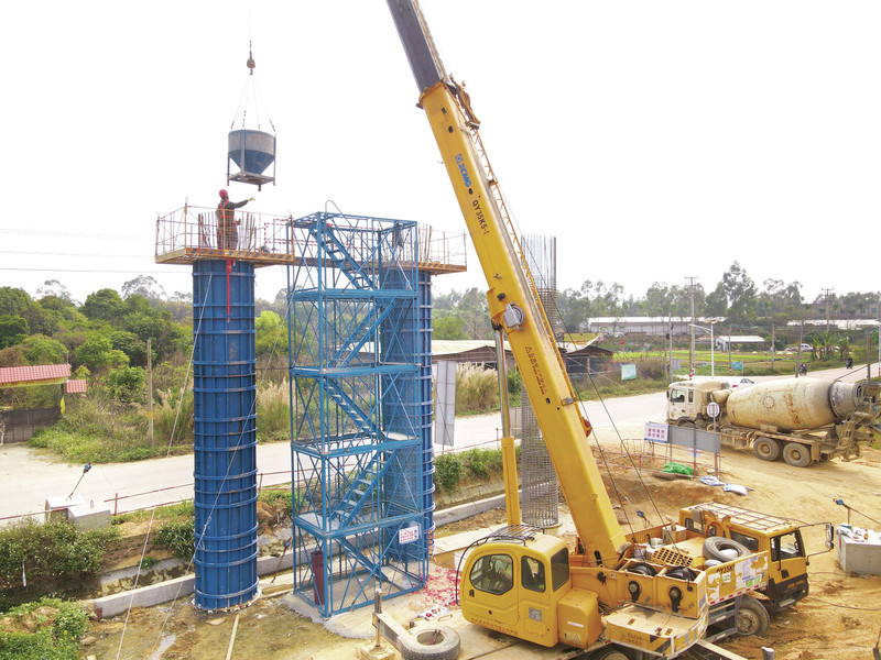 肇明高速公路新江大桥启动墩柱浇筑. 胡雪 摄