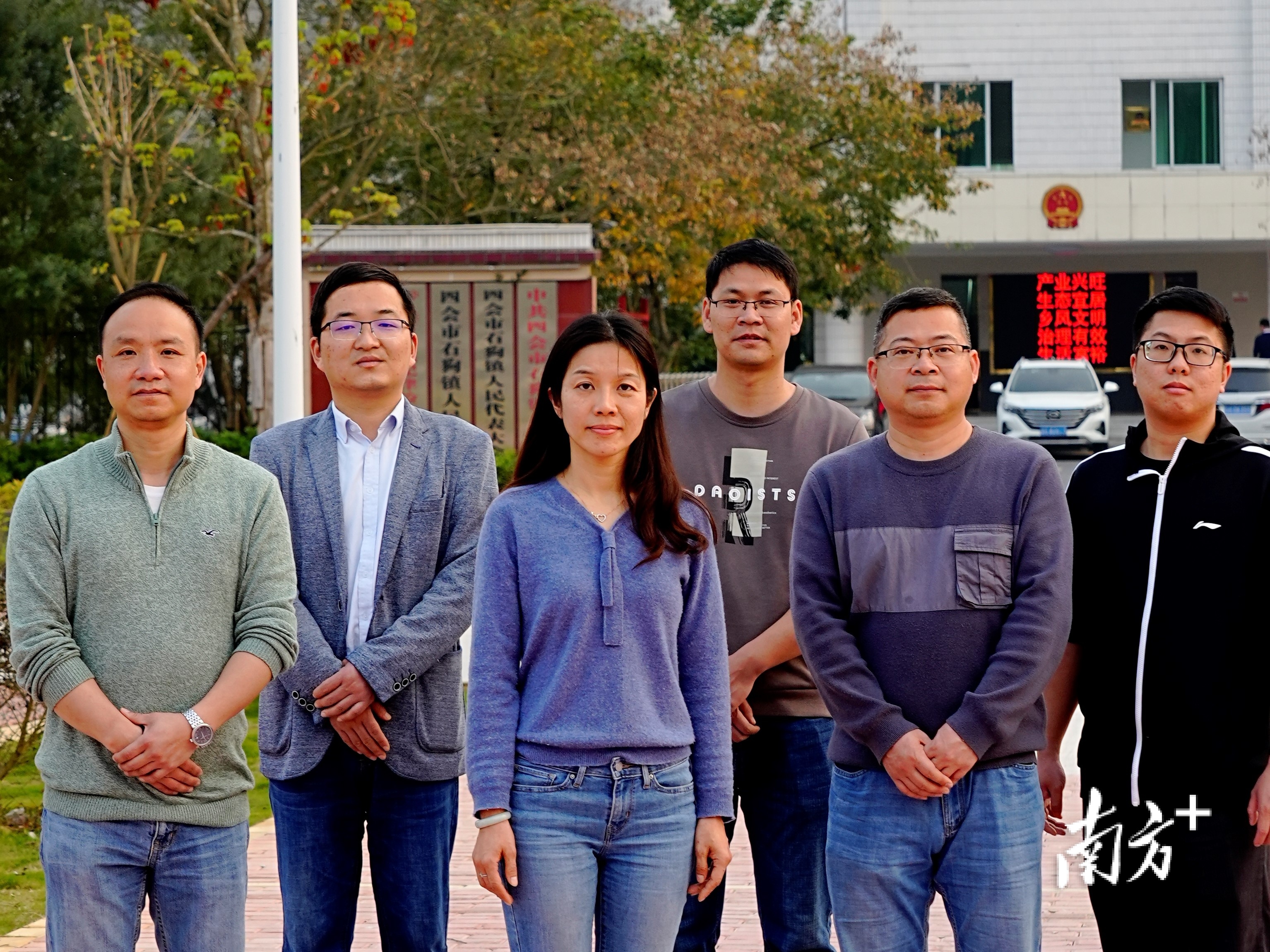 张鹏（左三）与工作队队员。