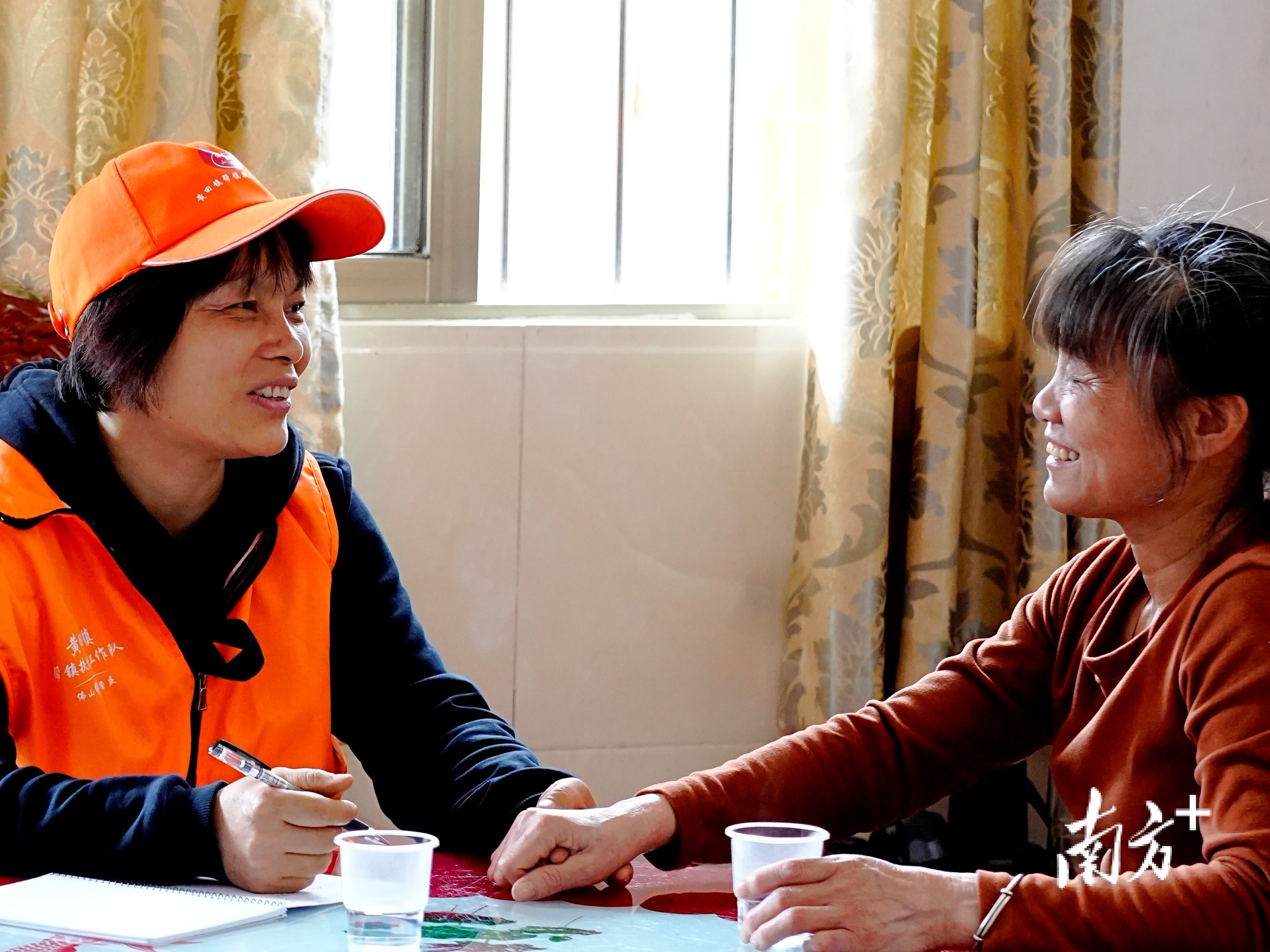 夏代云（左一）走访防返贫监测户。