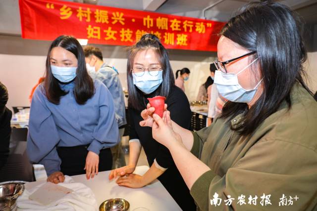 学员制作花卉糕点。  南方农村报 吴秒衡 拍摄