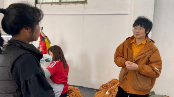 邵卓在镇内企业走访调研