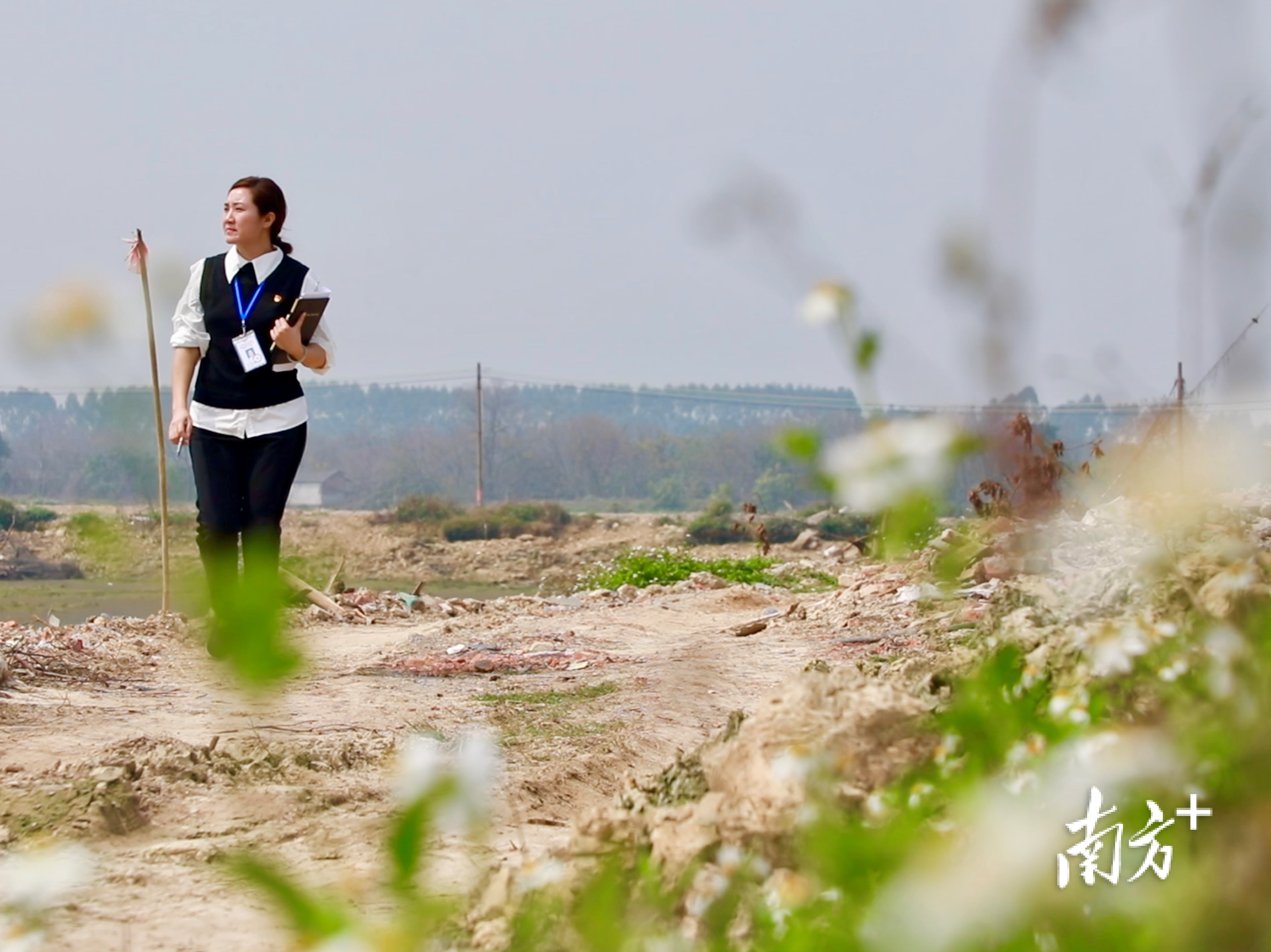 吕洁在白门鱼塘实地调查。