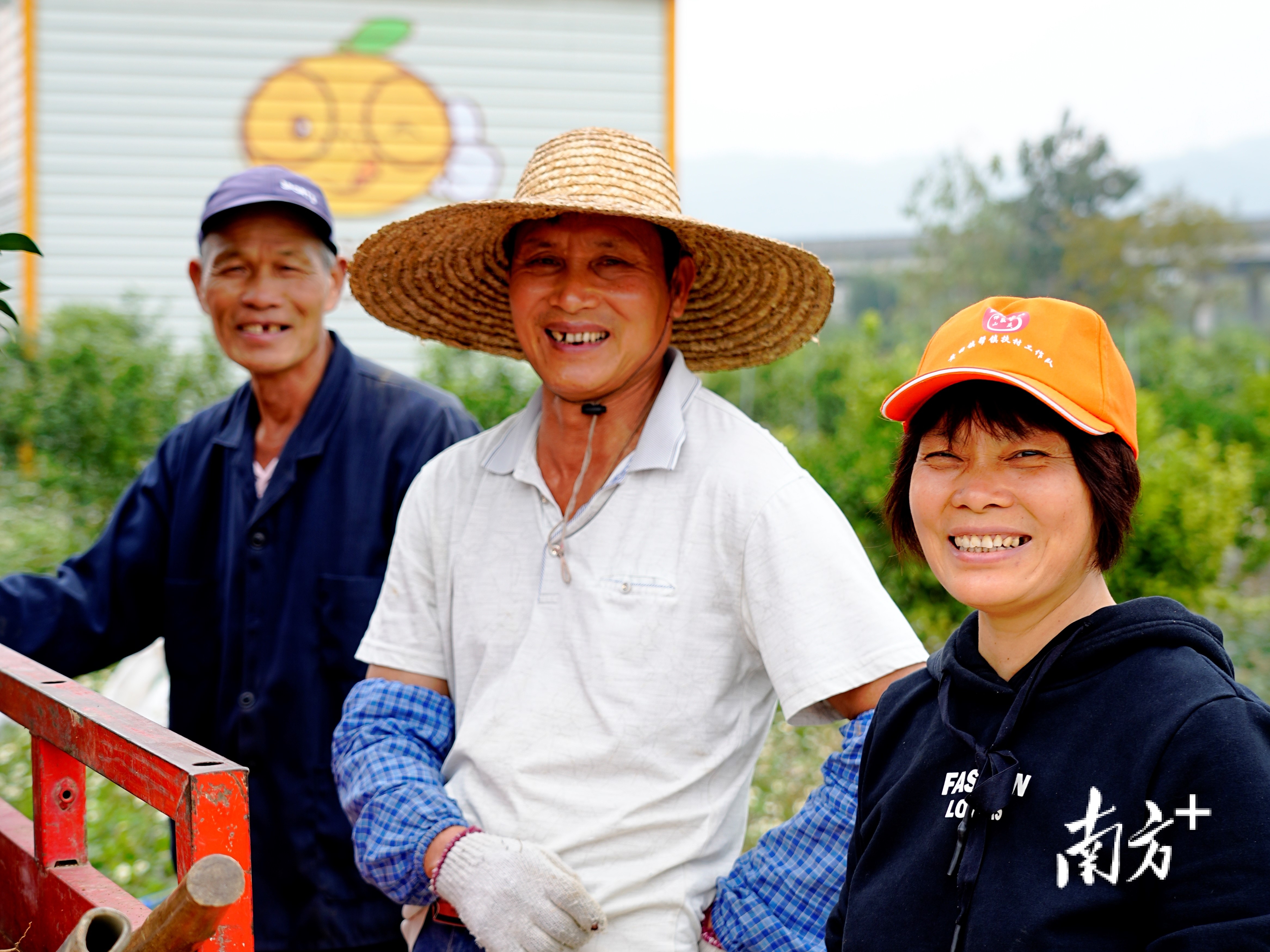 夏代云（右一）与农户。 