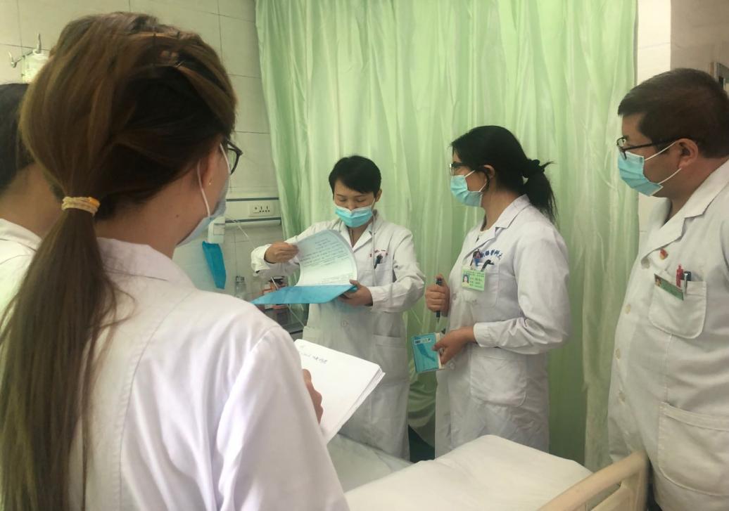 苏畅在喀什第一人民医院查房