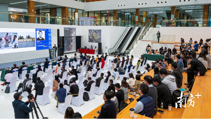 市民服务中心不定时举办讲座，成为市民们交流、学习的“城市客厅”。 受访者供图