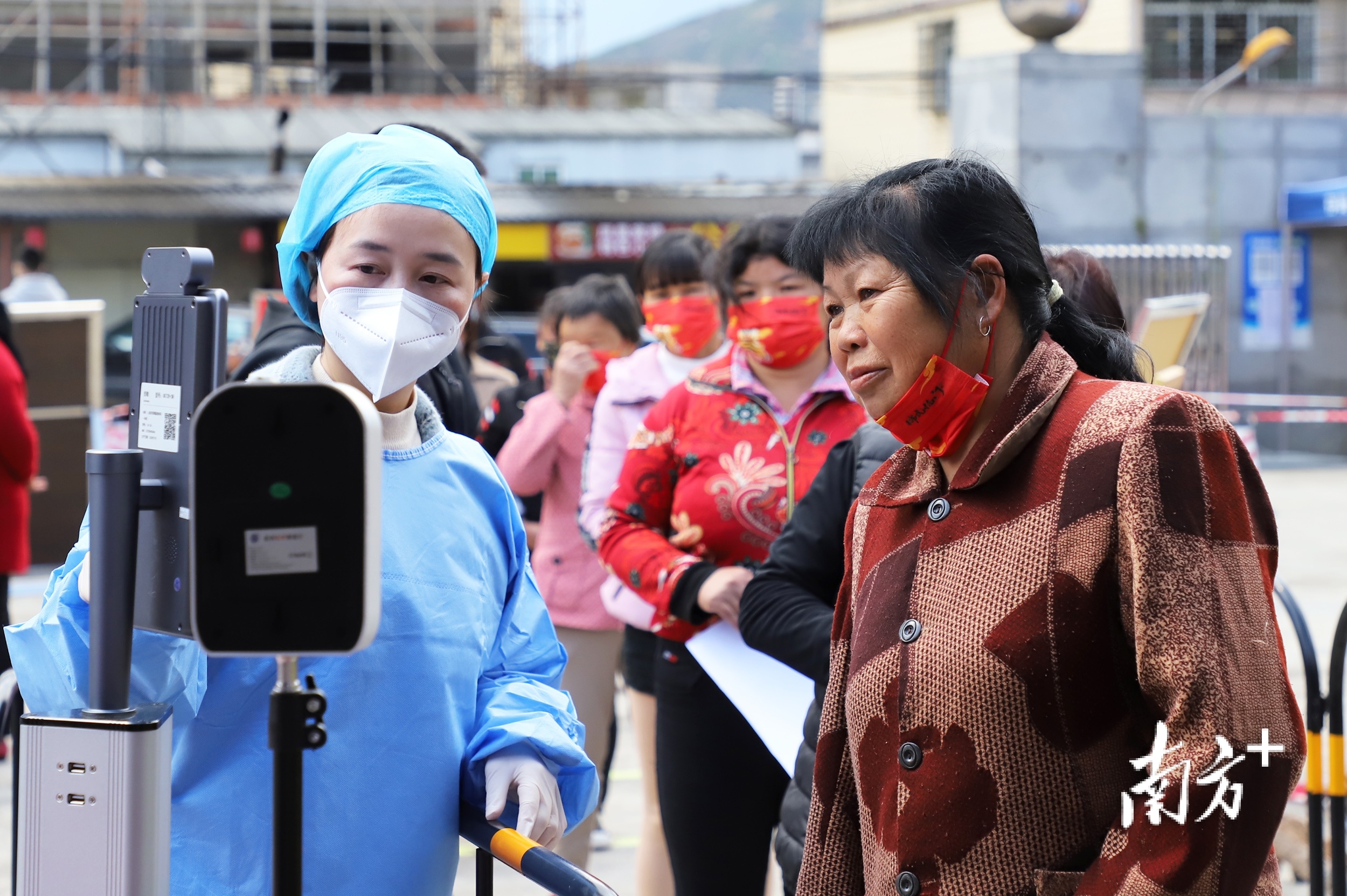 采茶工人排起长队“刷脸”测体温、核实信息。 南方+ 纪金娜 拍摄 采茶工人排起长队“刷脸”测体温、核实信息。 南方+ 纪金娜 拍摄