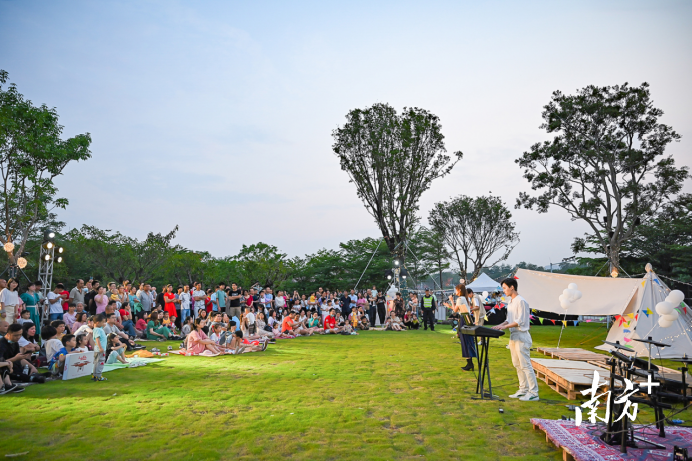三江六岸滨水岸线上举行的草地音乐会，吸引了众多市民参与。