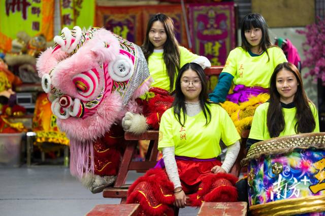 醒狮女孩逐梦狮王女生一样掂