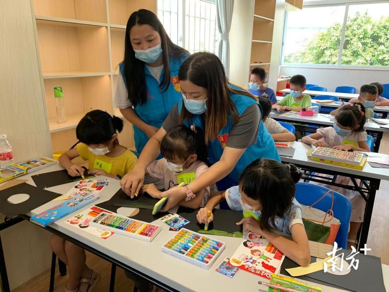 白沙社区联合社工机构连续三年举办红色夏令营,强化青少年思政教育,丰富学生暑期生活。蓬江区供图 白沙社区联合社工机构连续三年举办红色夏令营,强化青少年思政教育,丰富学生暑期生活。蓬江区供图