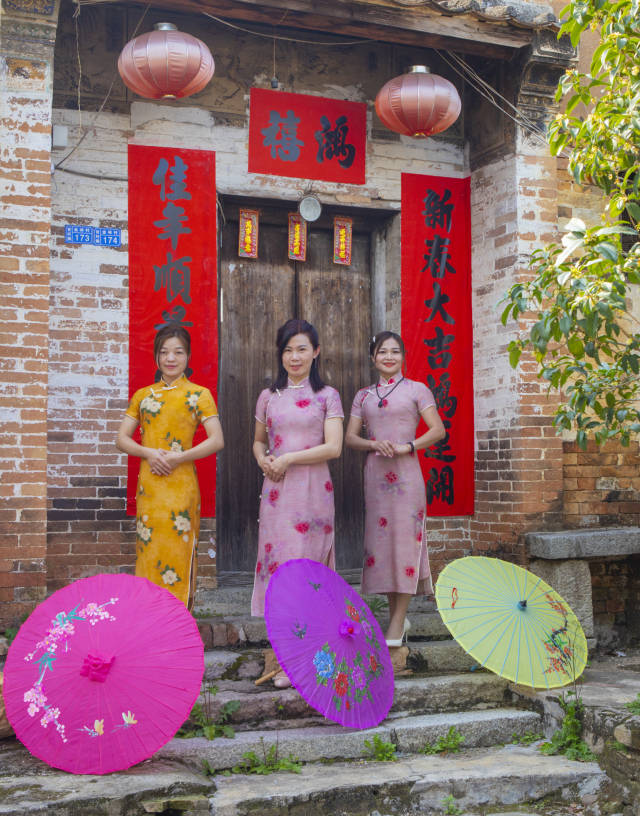 青石板老宅门前，留下靓丽身影。