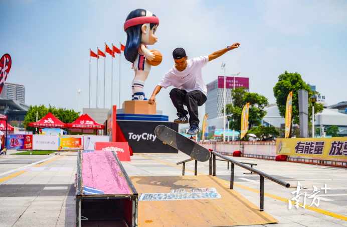 鸿福路的Laura·篮球宝贝活力十足，成为城市新地标。 黄伟兴摄