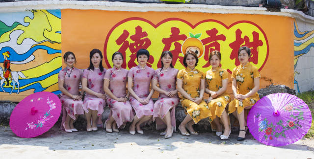 柑乡画廊留倩影。