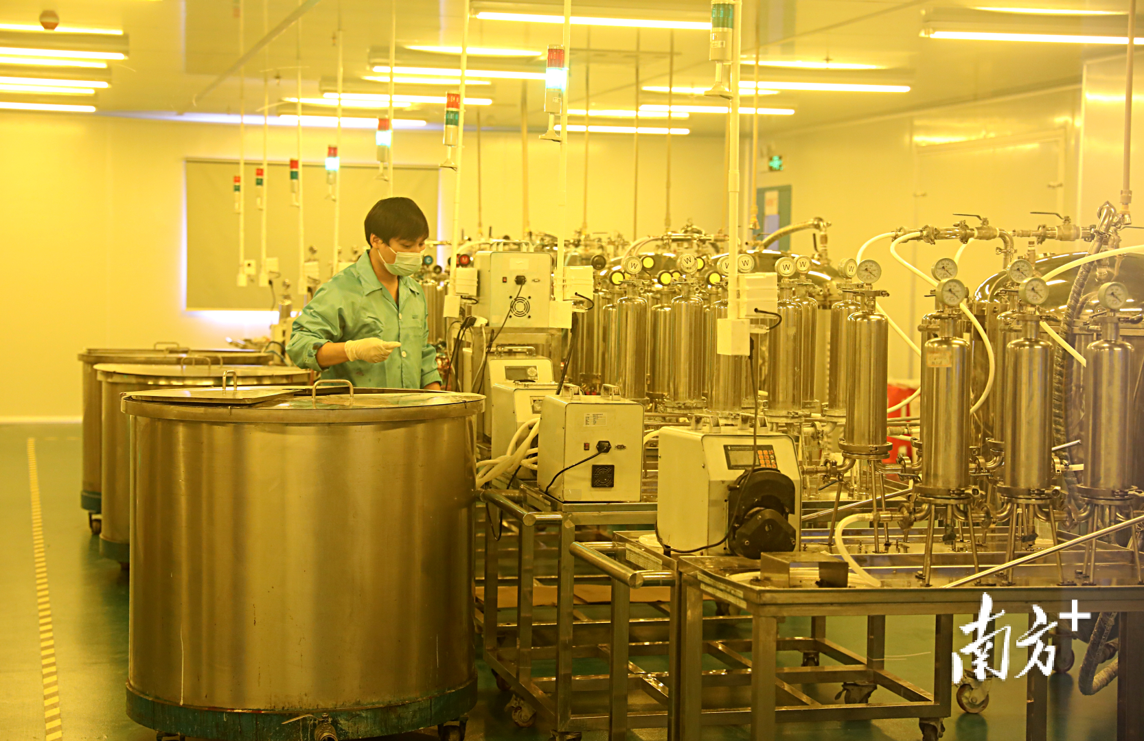 华天印新材料自动化生产车间。南方日报记者 关铭荣 摄