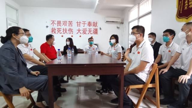 驻赤道几内亚大使及驻巴塔总领事走访慰问中国援赤几医疗队