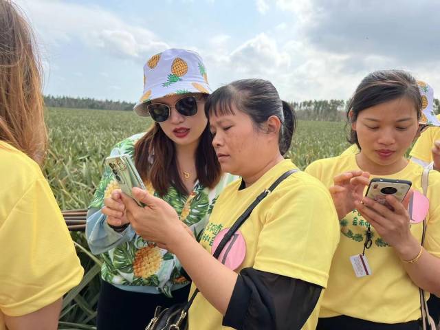 学员在认真学习直播带货技能。