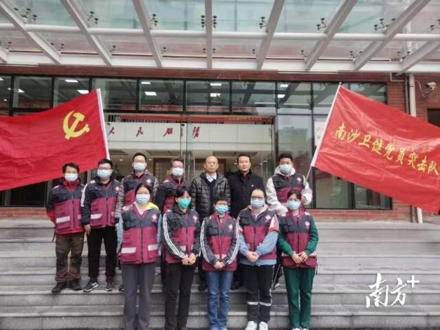 张敏（前排右三）