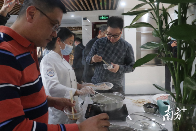 品鉴现场的猪肉均以清水烹制