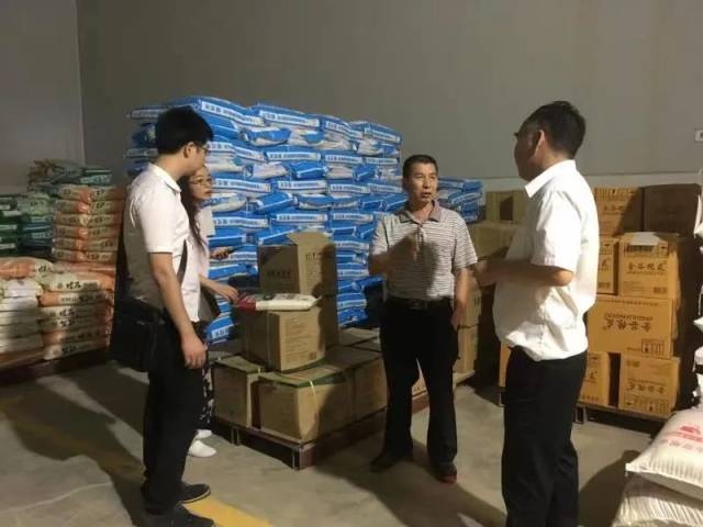 执法人员检查企业地理标志产品台账和专用标志规范使用情况。