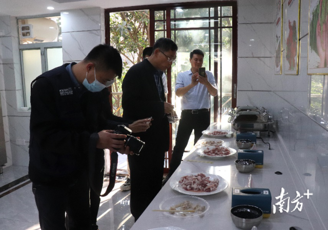 现场嘉宾积极试吃